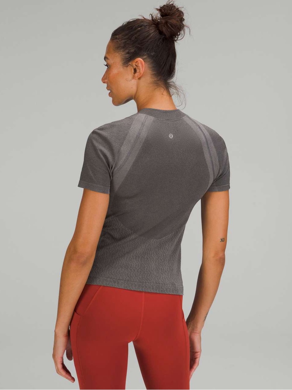 Lululemon Seamless Training Short Sleeve Shirt in Gull Grey Size 4 EUC